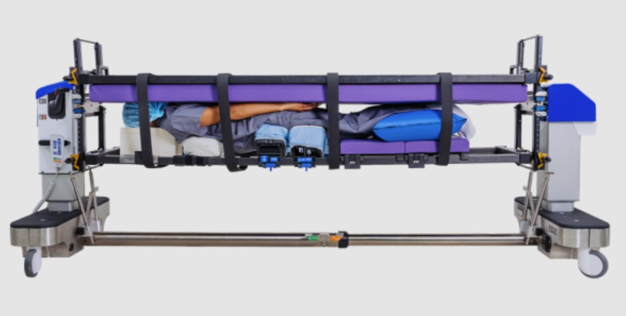Imagen: la mesa quirúrgica de columna AAT XR está diseñada para permitir maniobras seguras y eficientes del paciente durante procedimientos complejos de columna (fotografía cortesía de Baxter International)