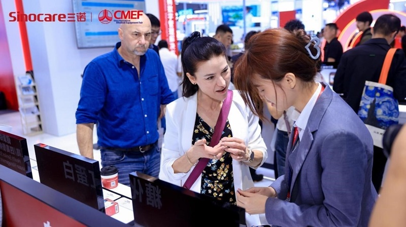 Imagen: un elemento central de la exhibición de Sinocare en CMEF 2026 fue la cartera de monitoreo continuo de glucosa (CGM) de la compañía (foto cortesía de Sinocare)