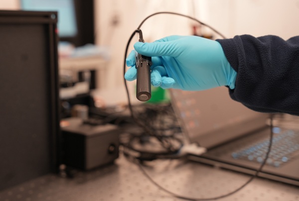 Imagen: PrecisionView es un endomicroscopio portátil que supera las limitaciones de las imágenes médicas al combinar óptica avanzada con aprendizaje profundo (fotografía cortesía de la Universidad Rice) Imagen: PrecisionView es un endomicroscopio portátil que supera las limitaciones de las imágenes médicas al combinar óptica avanzada con aprendizaje profundo (fotografía cortesía de la Universidad Rice)