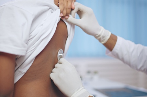 Imagen: Un algoritmo de aprendizaje automático identifica a los niños con neumonía con alto riesgo de hospitalización, superando los métodos existentes de evaluación del riesgo de derivación urgente (Crédito de la imagen: Adobe Stock)