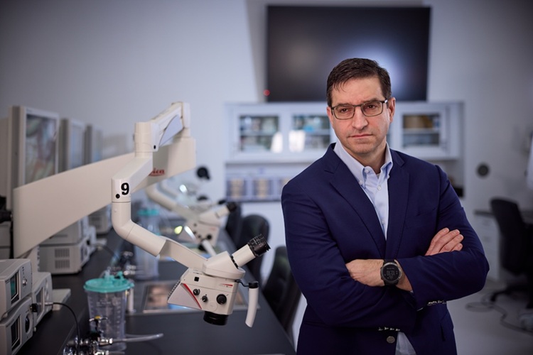 Imagen: Un dispositivo similar a un auricular desarrollado por Aurenar, una nueva empresa de WashU, recibió la designación de dispositivo innovador de la FDA para prevenir una complicación peligrosa de hemorragia cerebral en pacientes de cuidados intensivos. La tecnología se basa en ensayos clínicos dirigidos por médicos-científicos de WashU Medicine, incluido el Dr. Eric Leuthardt. (Foto cortesía de Matt Miller/WashU Medicine) Imagen: Un dispositivo similar a un auricular desarrollado por Aurenar, una nueva empresa de WashU, recibió la designación de dispositivo innovador de la FDA para prevenir una complicación peligrosa de hemorragia cerebral en pacientes de cuidados intensivos. La tecnología se basa en ensayos clínicos dirigidos por médicos-científicos de WashU Medicine, incluido el Dr. Eric Leuthardt. (Foto cortesía de Matt Miller/WashU Medicine)