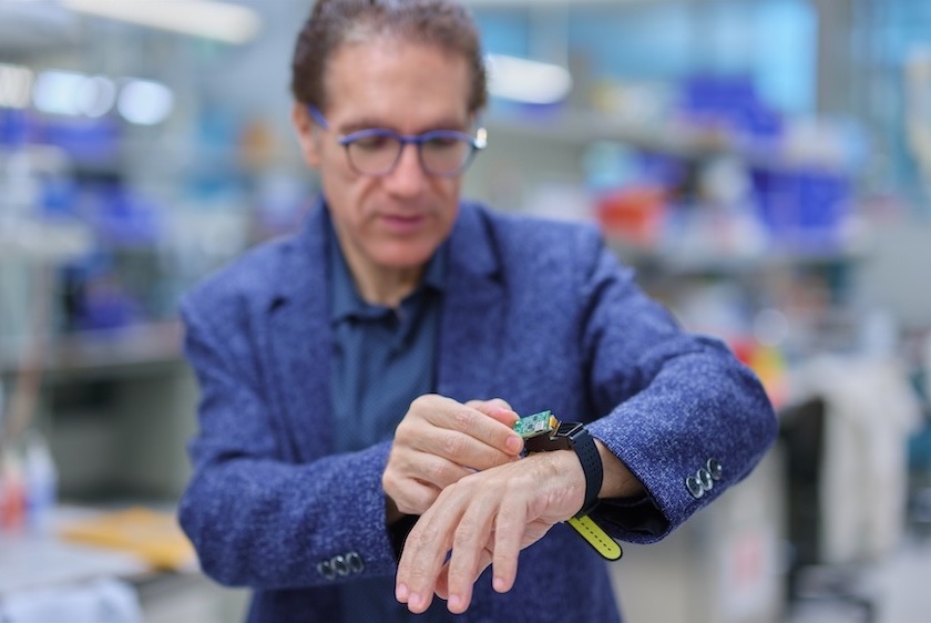 Imagen: Un dispositivo portátil liviano desarrollado por investigadores de KAUST combina detección de microagujas, electrónica integrada, comunicación inalámbrica y conectividad de teléfonos inteligentes para monitorear continuamente las concentraciones de fármacos debajo de la piel en tiempo real. (Crédito: © 2026 Universidad de Ciencia y Tecnología Rey Abdullah) Imagen: Un dispositivo portátil liviano desarrollado por investigadores de KAUST combina detección de microagujas, electrónica integrada, comunicación inalámbrica y conectividad de teléfonos inteligentes para monitorear continuamente las concentraciones de fármacos debajo de la piel en tiempo real. (Crédito: © 2026 Universidad de Ciencia y Tecnología Rey Abdullah)