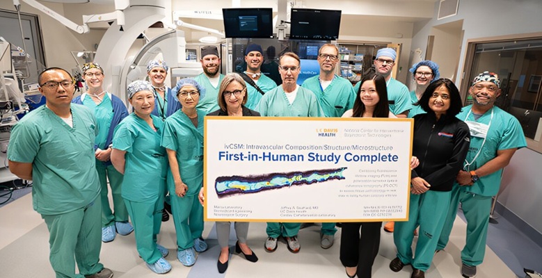 Imagen: El equipo del NCIBT con los miembros del laboratorio de cateterismo celebrando la finalización del estudio. (Crédito de la imagen: UC Davis)