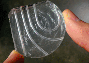 Imagen: El dispositivo de microfluidos típico tiene tanto canales curvos como rectos para transportar las biopsias de tejido (Fotografía cortesía de la Universidad de Washington). Imagen: El dispositivo de microfluidos típico tiene tanto canales curvos como rectos para transportar las biopsias de tejido (Fotografía cortesía de la Universidad de Washington).