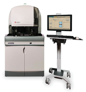 El sistema de análisis celular y de coloración y preparación de láminas UniCel DxH (Fotografía cortesía de Beckman Coulter).