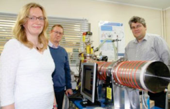 Imagen B: El espectrómetro de masas usado en el estudio con los investigadores (de izquierda a derecha) Dra. Martha Clokie, Dr. Andy Ellis, y Dr. Paul Monks (Fotografía cortesía de la Universidad de Leicester).