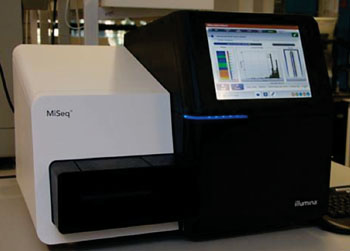 Imagen: El sistema de secuenciación de próxima generación, MiSeq (Fotografía cortesía de la Universidad de Lausana). Imagen: El sistema de secuenciación de próxima generación, MiSeq (Fotografía cortesía de la Universidad de Lausana).