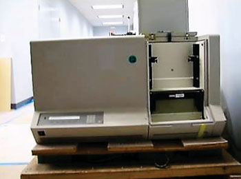 Imagen: El secuenciador ABI 373 XLDNA (Foto cortesía de PerkinElmer).