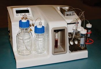 Imagen: El sistema Parsortix utiliza una tecnología de microfluidos patentada en forma de un casete desechable para capturar y luego cosechar las células tumorales circulantes (CTC) de la sangre (Fotografía cortesía de ANGLE plc).