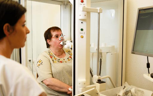 Imagen: Un paciente a quien le practican una prueba de respiración para la enfermedad pulmonar obstructiva crónica y otras enfermedades pulmonares (Fotografía cortesía del Profesor Malcolm Kohler, MD).