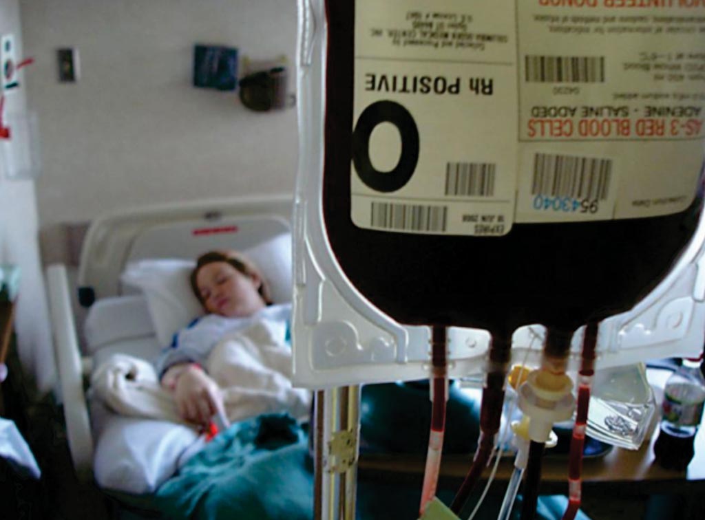 Imagen: Un paciente hospitalizado que recibe una transfusión de sangre (Fotografía cortesía del Instituto Nacional de Salud de los EUA).