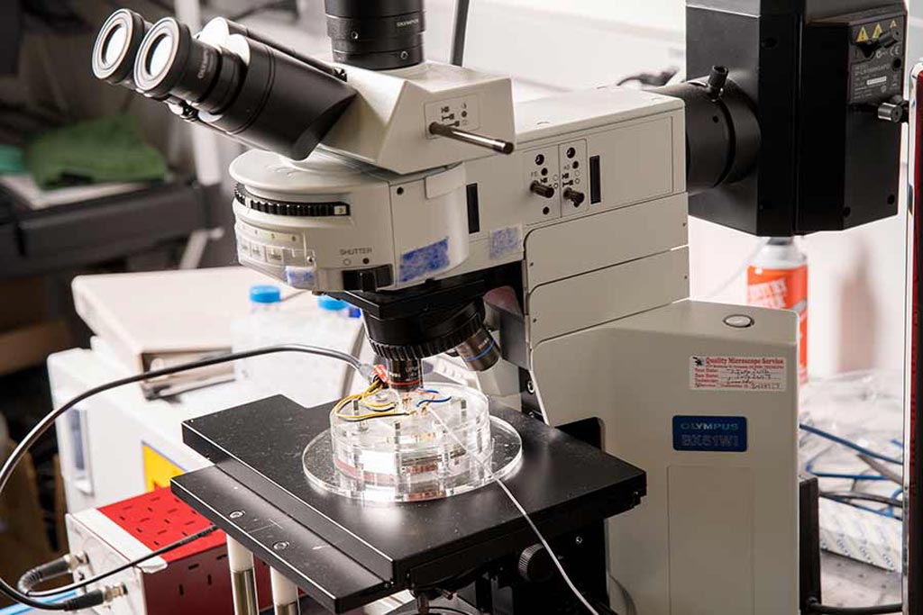 Imagen: Una configuración de laboratorio utilizada para el análisis de exosomas extraídos de muestras de sangre para detectar biomarcadores de cáncer de páncreas (Fotografía cortesía de la Universidad de California, San Diego).