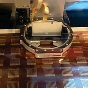 Imagen: Una impresora de inyección de tinta coloca una tinta de nanopartículas de oro construyendo un lote de biosensores que podrían detectar una proteína del cáncer de mama en la sangre (Fotografía cortesía de Colleen E. Krause, PhD).