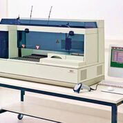 Imagen: El nefelómetro BN II es un analizador nefelométrico confiable y fácil de usar que ofrece una amplia gama de análisis de proteínas (Fotografía cortesía de Siemens Healthcare).