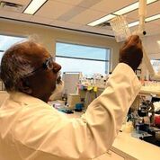 Imagen: El Dr. Krishnan Chittur, PhD, director tecnológico y cofundador de GeneCapture, sostiene el prototipo del cartucho de prueba de infección rápida (Fotografía cortesía de GeneCapture).