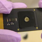 Imagen: Un primer plano del dispositivo CRISPR-Chip (Fotografía cortesía del Instituto de Posgrado Keck).