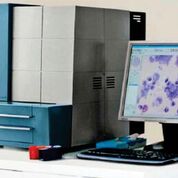 Imagen: El sistema de morfología celular digital, CellaVision DM96, diseñado para automatizar el esfuerzo manual, de larga duración, asociado con la microscopía tradicional (Fotografía cortesía de CellaVision).