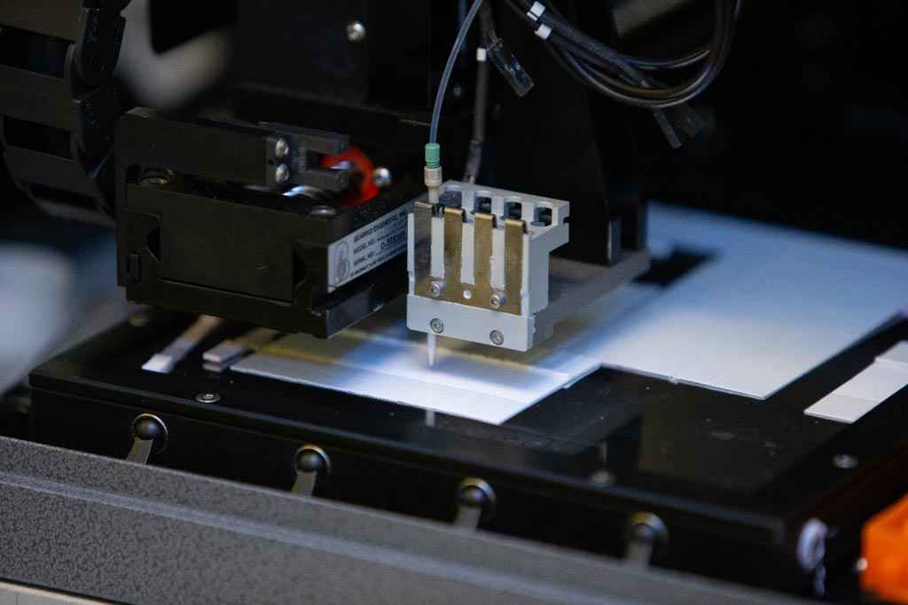 Imagen: Un instrumento utilizado para la fabricación de tiras reactivas para medir biomarcadores de estrés (Fotografía cortesía de Andrew Higley, Universidad de Cincinnati).