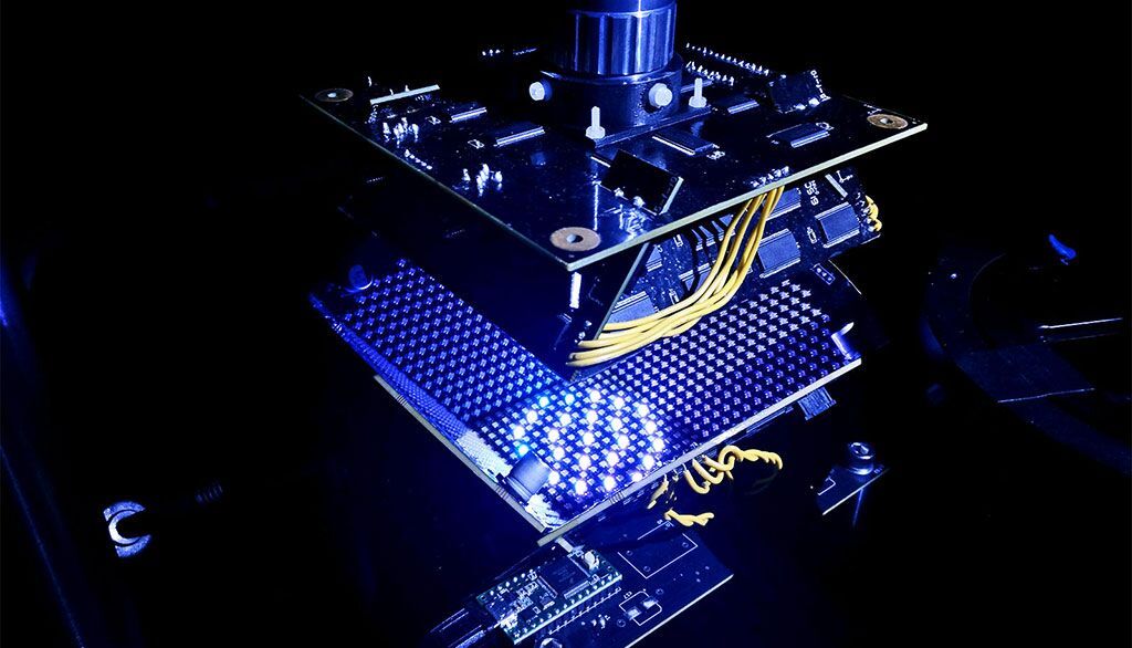 Imagen: Se ha desarrollado un tipo nuevo de microscopio que utiliza un tazón con luces LED de varios colores y esquemas de iluminación producidos por el aprendizaje automático (Fotografía cortesía de la Universidad de Duke)