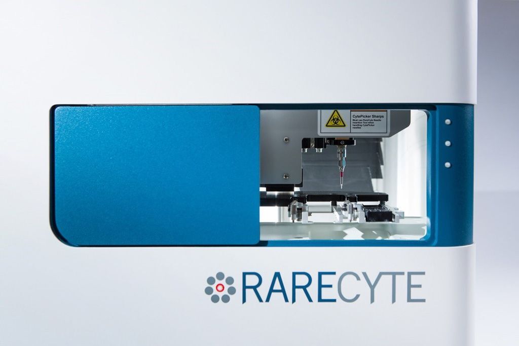 Imagen: Un instrumento CyteFinder es un microscopio de fluorescencia automatizado de seis canales que captura rápidamente imágenes de las láminas y emplea aprendizaje automático para identificar células raras (Fotografía cortesía de RareCyte)
