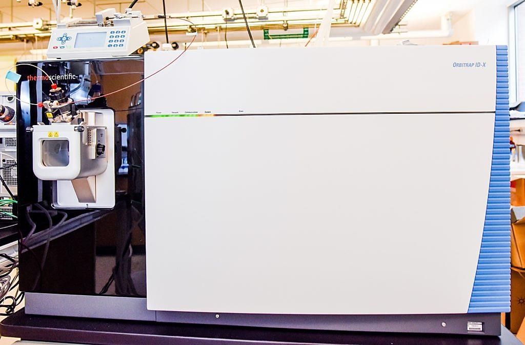Imagen: Un espectrómetro de masas Thermo Fisher Orbitrap ID-X, utilizado para analizar los metabolitos en el plasma sanguíneo de los pacientes con ELA (Fotografía cortesía de la Universidad Estatal de Carolina del Norte).