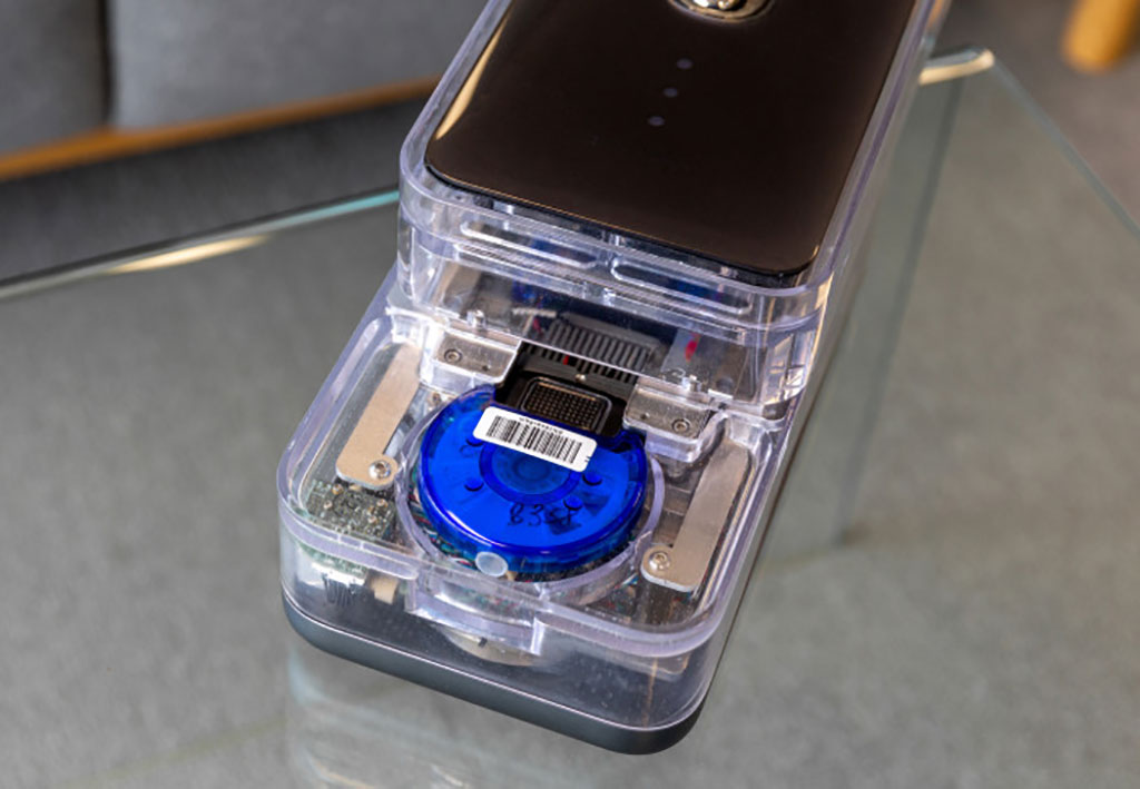 Imagen: El cartucho CovidNudge circular azul dentro del analizador NudgeBox (Fotografía cortesía del Colegio Imperial de Londres)