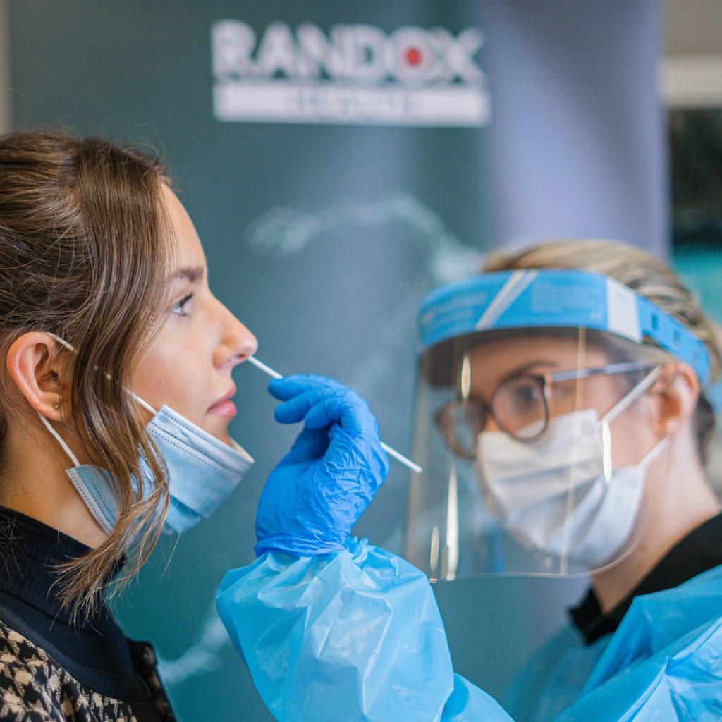Imagen: Randox lidera los esfuerzos de pruebas para viajes internacionales del Reino Unido en respuesta a la nueva variante ómicron (Fotografía cortesía de Randox Laboratories)