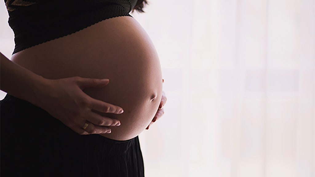 Imagen: Un análisis de sangre nuevo podría mejorar la atención de la COVID-19 en las mujeres embarazadas (Fotografía cortesía de la Universidad Northwestern)