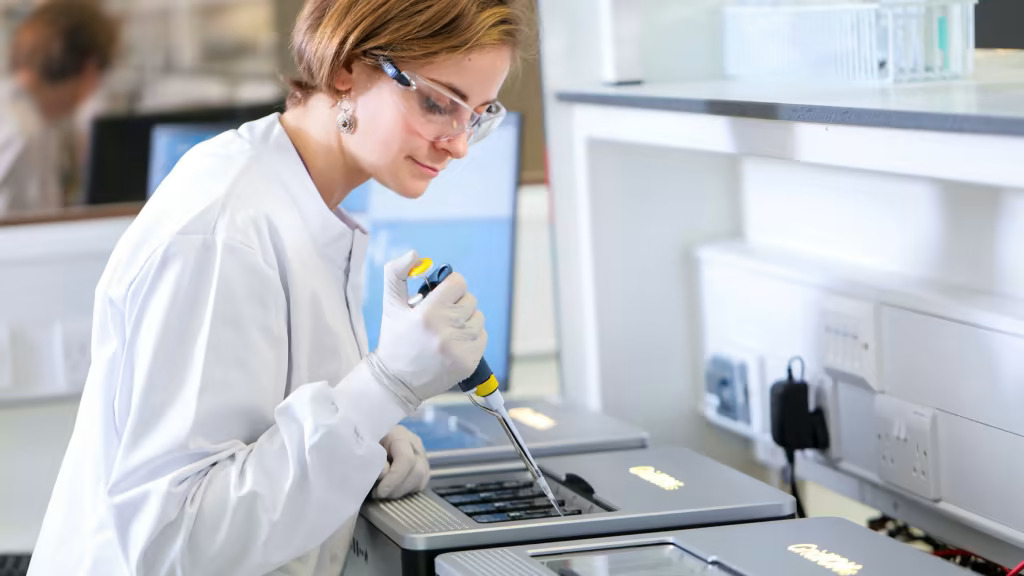 Imagen: La asociación llevará la secuenciación de nanoporos al mercado de diagnóstico de enfermedades infecciosas (Fotografía cortesía de Oxford Nanopore) Imagen: La asociación llevará la secuenciación de nanoporos al mercado de diagnóstico de enfermedades infecciosas (Fotografía cortesía de Oxford Nanopore)