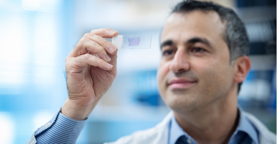 Imagen: El Dr. Ali Bashashati (en la foto) y su equipo están utilizando IA para impulsar herramientas de diagnóstico de precisión para el cáncer de endometrio. (Foto cortesía de UBC)