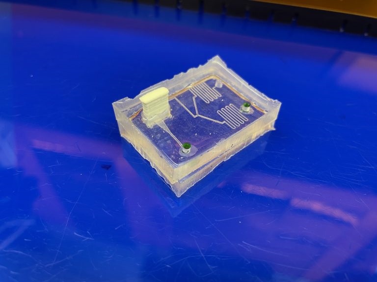 Imagen: El prototipo del probador de VIH puede potencialmente realizar pruebas y detectar resultados en solo minutos (Foto cortesía de la Universidad de Florida)