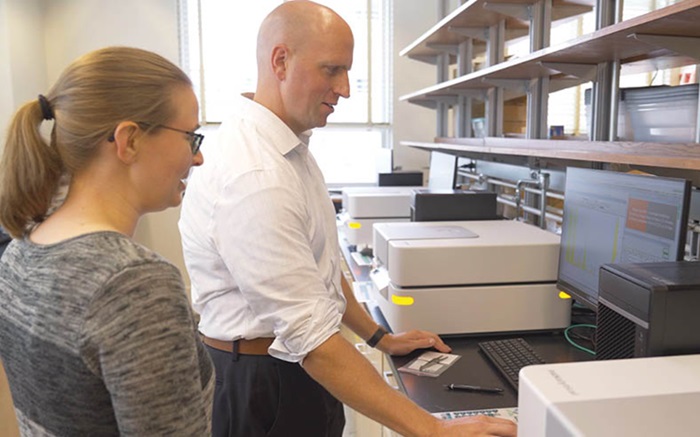 Imagen: Aaron Specht y Alison Roth utilizando sistemas EDXRF de sobremesa para analizar elementos tóxicos en muestras de manchas de sangre secas (foto cortesía de Malvern Panalytical)