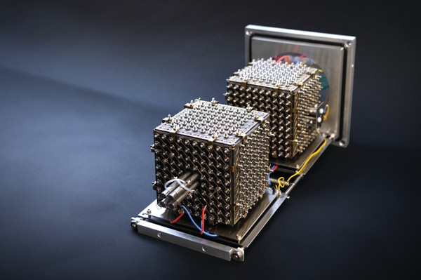 Imagen: El nuevo prototipo MultiQ-IT puede enfriar, atrapar, filtrar y redirigir más de mil millones de iones simultáneamente, mejorando drásticamente el rango dinámico y la relación señal-ruido (Fotografía cortesía de Lori Chertoff/Universidad Rockefeller)
