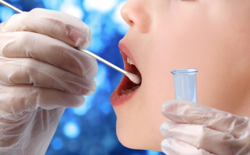 Imagen: Un simple hisopo oral detectó señales inflamatorias compatibles con la sangre en niños con discinesia ciliar primaria, lo que ofrece una forma sin agujas de controlar la inflamación durante la atención de rutina (Crédito de la imagen: Shutterstock)