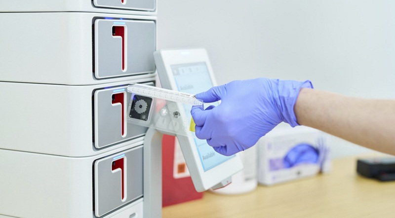 Imagen: El panel BIOFIRE SPOTFIRE VG está diseñado para alinearse con la visita típica de un paciente, produciendo ocho resultados con un solo hisopo en aproximadamente 20 minutos (Fotografía cortesía de BioMérieux)