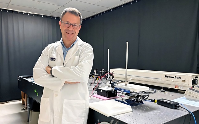 Imagen: Andrew Terentis, Ph.D., autor principal, profesor y presidente del Departamento de Química y Bioquímica de Florida Atlantic. (Crédito de la imagen: Universidad Atlántica de Florida)