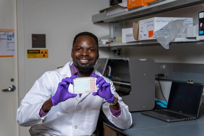 Imagen: Seye Oladeji, estudiante de posgrado y primer autor, muestra un ejemplo de ensayo de detección. (Foto cortesía de la Universidad Rice/Jared Jones)