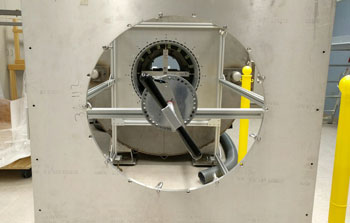 Imagen: El 3T compacto, un prototipo de investigación, que está diseñado para obtener imágenes de la cabeza y las extremidades pequeñas (Fotografía cortesía de la Clínica Mayo).