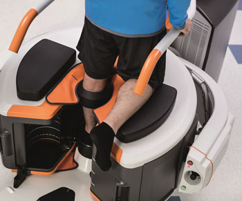 Imagen: El sistema de imagenología de las extremidades, Onsight 3D, captando una imagen de una rodilla (Fotografía cortesía de Carestream Health).