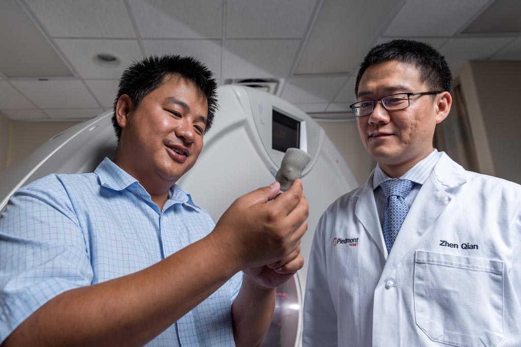 Imagen: Kan Wang, un investigador postdoctoral en Georgia Tech, y Zhen Qian, jefe de investigación de imágenes cardiovasculares en el Instituto del Corazón Piedmont, inspeccionan una válvula cardíaca impresa (Fotografía cortesía de Rob Felt, Georgia Tech).
