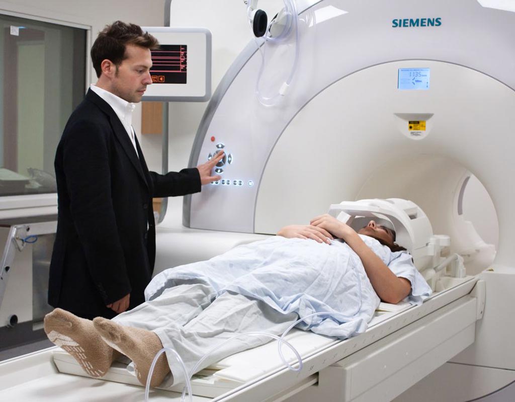 Imagen: El Dr. Josh Buckholtz, PhD, y el escáner de resonancia magnética de la División de Neuroimagenología Psiquiátrica (Fotografía cortesía de MGH).