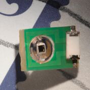 Imagen: Un sensor en miniatura puede medir las señales ópticas y eléctricas en el cerebro usando la resonancia magnética (Fotografía cortesía de Felice Frankel/ MIT).