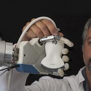 Imagen: Un brazo robótico con dedos personalizados ayuda a probar las sondas de ultrasonido (Fotografía cortesía de Esaote).