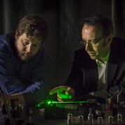 Imagen: El profesor Robert McLaughlin (D) con la aguja inteligente (Fotografía cortesía de la Universidad de Adelaida).