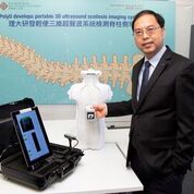 Imagen: El profesor Zheng Yong-Ping demostrando el dispositivo Scolioscan Air (Fotografía cortesía de PolyU). Imagen: El profesor Zheng Yong-Ping demostrando el dispositivo Scolioscan Air (Fotografía cortesía de PolyU).
