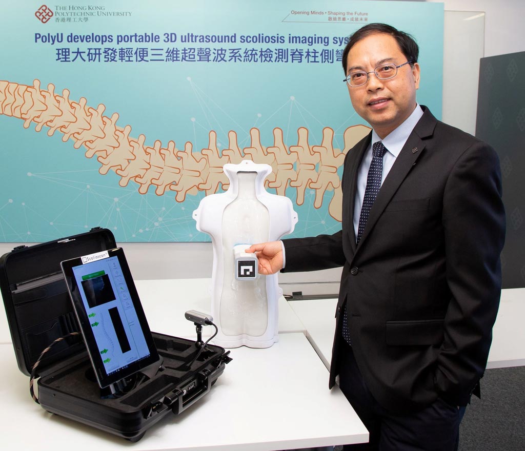 Imagen: El profesor Zheng Yong-Ping demostrando el dispositivo Scolioscan Air (Fotografía cortesía de PolyU).