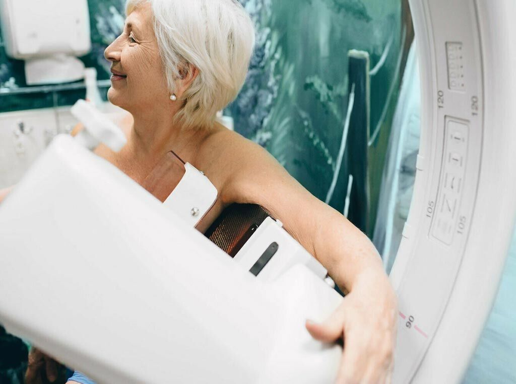 Imagen: de acuerdo con un estudio nuevo, la mamografía de cribado no muestra ningún beneficio en las mujeres mayores (Fotografía cortesía de Shutterstock). Imagen: de acuerdo con un estudio nuevo, la mamografía de cribado no muestra ningún beneficio en las mujeres mayores (Fotografía cortesía de Shutterstock).