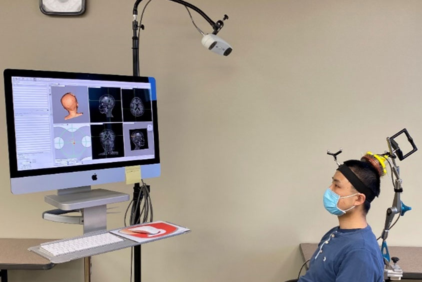 Imagen: El nuevo dispositivo dirige a las ondas de ultrasonido a puntos precisos en el cerebro (Fotografía cortesía de WUSTL)