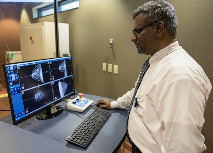 Imagen: El prototipo del escáner TC elimina la necesidad de compresión física de la mama (foto cortesía de Quion Lowe y Lisa Dahm/U of A Cancer Center)