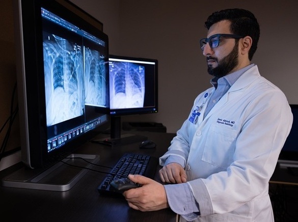 Imagen: Samir F. Abboud, MD, jefe de radiología de emergencia en Northwestern Medicine y coautor del estudio que detalla la nueva herramienta de IA generativa para radiología (foto cortesía de José M. Osorio/Northwestern Medicine) Imagen: Samir F. Abboud, MD, jefe de radiología de emergencia en Northwestern Medicine y coautor del estudio que detalla la nueva herramienta de IA generativa para radiología (foto cortesía de José M. Osorio/Northwestern Medicine)